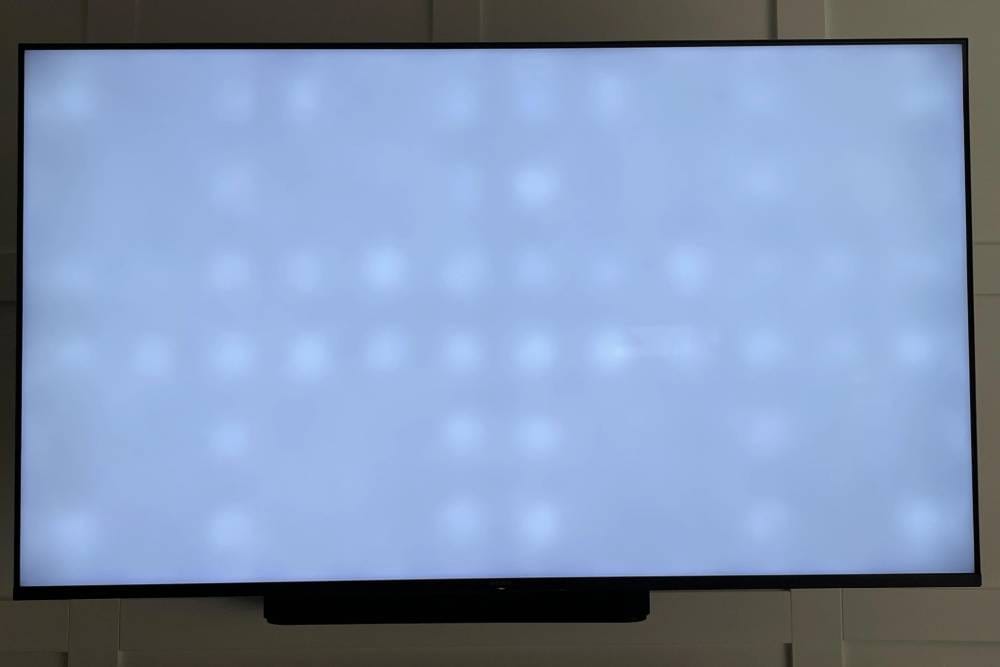 Soluzione per le macchie bianche sullo schermo della TV