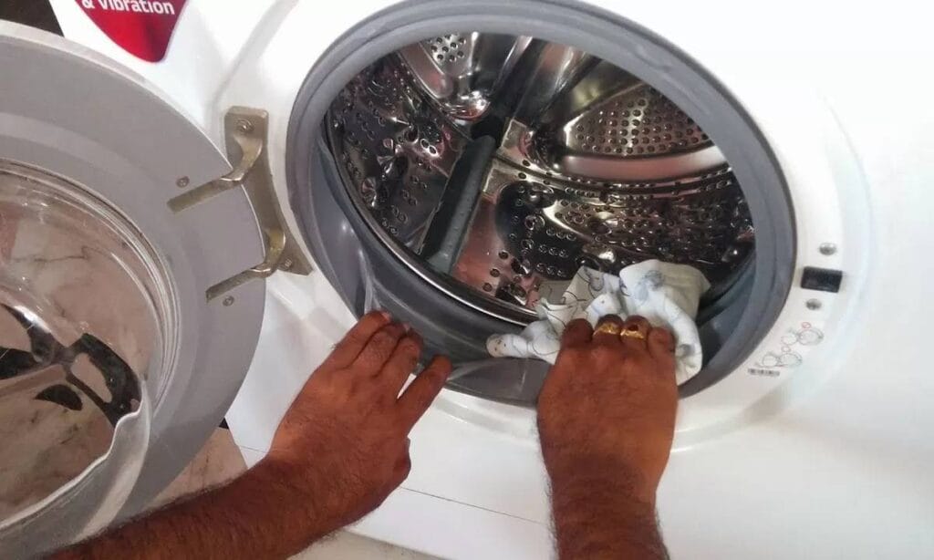 Come pulire una lavatrice sporca di melma
