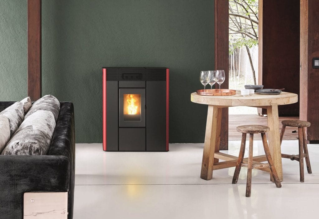 Stufa a pellet o termosifoni: la guida definitiva per un inverno al caldo senza svuotare il portafoglio.